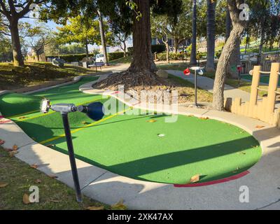 Il colorato campo da minigolf offre varie buche e sfide divertenti. Foto Stock