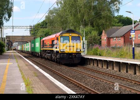 La locomotiva Freightliner classe 66 dirige Felixstowe verso Trafford Park Containers attraverso Chelford, Cheshire Foto Stock