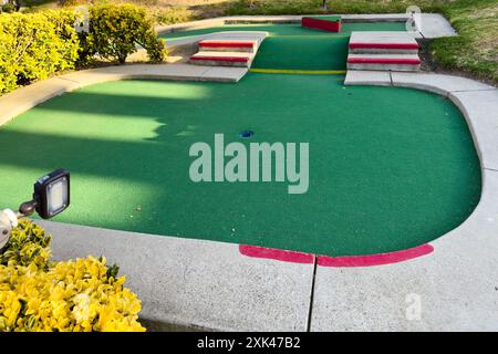 Il colorato campo da minigolf offre varie buche e sfide divertenti. Foto Stock