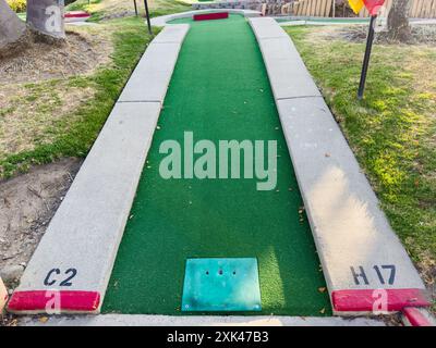 Il colorato campo da minigolf offre varie buche e sfide divertenti. Foto Stock