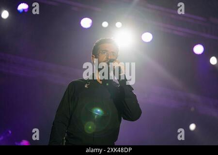 Lanciano, Italia. 20 luglio 2024. Il cantante italiano Piero Barone del gruppo musicale il volo si esibisce durante il Tour estivo ''TUTTI PER uno - CAPOLAVORO'' al Parco Villa delle Rose di Lanciano, Italia, il 20 luglio 2024 (foto di Marco Zac/NurPhoto). Crediti: NurPhoto SRL/Alamy Live News Foto Stock