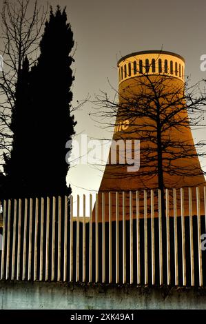 La torre di raffreddamento a vapore naturale della Dalmine spa (gruppo Tenaris) Industry di notte Foto Stock