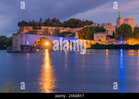 Una sera estiva dopo il tramonto a Pont Saint-Bénézet, meglio conosciuto come Pont d'Avignon, un residuo di un ponte storico ad arco sul fiume Rhône nel cen Foto Stock