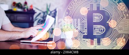 Criptovaluta Bitcoin con un uomo d'affari che lavora su un laptop a casa, doppia esposizione, stock business. Foto Stock
