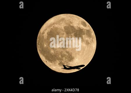 Los Angeles, Stati Uniti. 20 luglio 2024. Un aereo vola oltre la luna piena a Los Angeles. La luna piena di luglio, nota anche come la Luna Buck. (Foto di Ringo Chiu/SOPA Images/Sipa USA) credito: SIPA USA/Alamy Live News Foto Stock