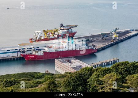 Vista generale dall'alto della chiatta dei richiedenti asilo Bibby Stockholm / nave per rifugiati al porto di Portland vicino a Weymouth. Dorset, Inghilterra, Regno Unito Foto Stock