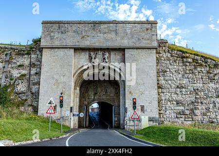 Porta principale della prigione HM The Verne, una prigione maschile di categoria C situata all'interno della storica Cittadella di Verne sull'Isola di Portland nel Dorset Foto Stock