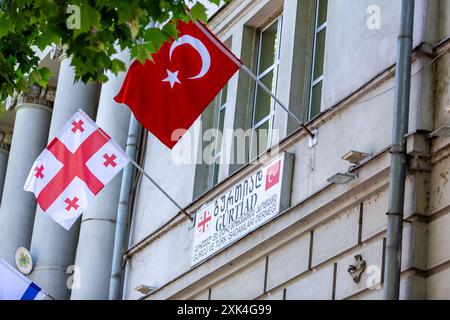 Tbilisi, Georgia - 22 GIUGNO 2024: Bandiere turche e georgiane appese alla finestra, ufficio dell'Unione degli uomini d'affari georgiani e turchi in TBI Foto Stock