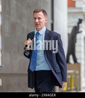 Londra, Inghilterra, Regno Unito. 21 luglio 2024. Il Cancelliere ombra dello SCACCHIERE JEREMY HUNT arriva alla BBC prima di apparire domenica con Laura Kuenssberg. (Credit Image: © Tayfun Salci/ZUMA Press Wire) SOLO PER USO EDITORIALE! Non per USO commerciale! Crediti: ZUMA Press, Inc./Alamy Live News Foto Stock