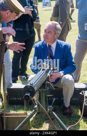 COLCHESTER INGHILTERRA giugno 29 2024: Nigel Farage con cannone della prima guerra mondiale in rievocazione Foto Stock