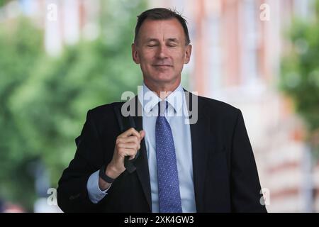 Londra, 21 luglio 2024. Hunt chiude gli occhi per un breve momento. Jeremy Hunt, ex Cancelliere e ora Shadown Cancelliere dello Scacchiere, è visto fuori dalla BBC nel centro di Londra per gli spettacoli della domenica mattina e per i media round. Crediti: Imageplotter/Alamy Live News Foto Stock