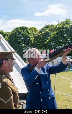 COLCHESTER INGHILTERRA giugno 29 2024: Nigel Farage che agita il dito con la prima guerra mondiale in rievocazione Foto Stock