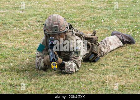 COLCHESTER INGHILTERRA giugno 29 2024: Assalto Rifleman che giace prone punta pistola Foto Stock