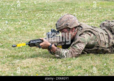 COLCHESTER INGHILTERRA giugno 29 2024: Assalto Rifleman che giace prone punta pistola Foto Stock