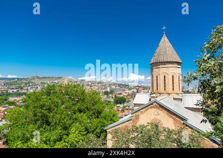 Tbilisi, GEO - 22 GIUGNO 2024: Santa madre di Dio Chiesa di Betlemme o alta Chiesa di Betlemme Tbilisi, Georgia. Costruita come una chiesa armena in Th Foto Stock