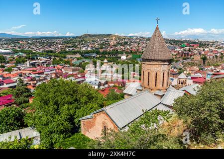 Tbilisi, GEO - 22 GIUGNO 2024: Santa madre di Dio Chiesa di Betlemme o alta Chiesa di Betlemme Tbilisi, Georgia. Costruita come una chiesa armena in Th Foto Stock