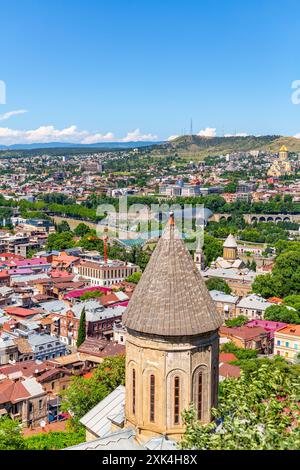 Tbilisi, GEO - 22 GIUGNO 2024: Santa madre di Dio Chiesa di Betlemme o alta Chiesa di Betlemme Tbilisi, Georgia. Costruita come una chiesa armena in Th Foto Stock