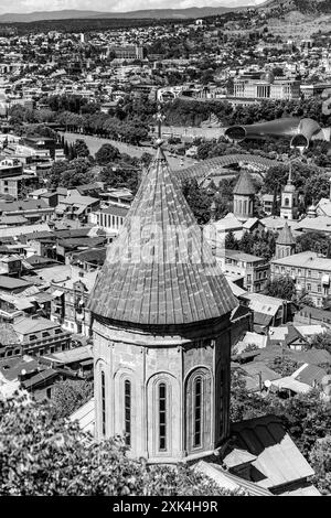 Tbilisi, GEO - 22 GIUGNO 2024: Santa madre di Dio Chiesa di Betlemme o alta Chiesa di Betlemme Tbilisi, Georgia. Costruita come una chiesa armena in Th Foto Stock