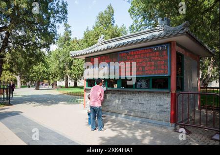 Cina, Pechino, 13 aprile 2012. Persone che acquistano biglietti per l'ingresso a un parco cittadino o a un sito storico, evidenziando l'esplorazione urbana Foto Stock