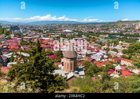 Tbilisi, GEO - 22 GIUGNO 2024: Santa madre di Dio Chiesa di Betlemme o alta Chiesa di Betlemme Tbilisi, Georgia. Costruita come una chiesa armena in Th Foto Stock