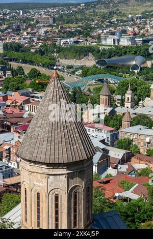 Tbilisi, GEO - 22 GIUGNO 2024: Santa madre di Dio Chiesa di Betlemme o alta Chiesa di Betlemme Tbilisi, Georgia. Costruita come una chiesa armena in Th Foto Stock