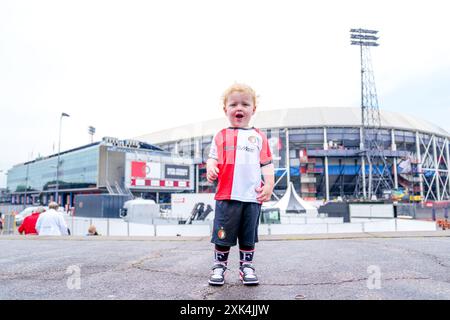 ROTTERDAM, 21-07-2024, De Kuip . Eredivisie , stagione 2024 - 2025. Aprire dag Feyenoord . Giovani tifosi prima dell'apertura dell'Open Dag 2024 con la nuova divisa Feyenoord Foto Stock