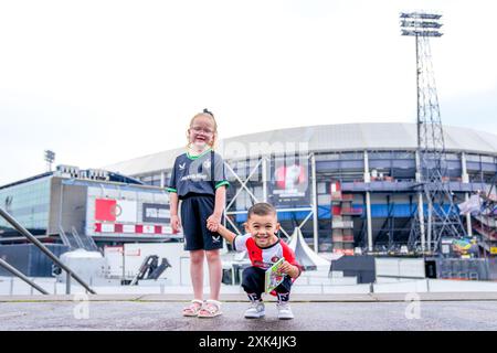 ROTTERDAM, 21-07-2024, De Kuip . Eredivisie , stagione 2024 - 2025. Aprire dag Feyenoord . Giovani tifosi prima dell'apertura dell'Open Dag 2024 con la nuova divisa Feyenoord Foto Stock