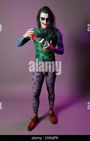 GEEK ART - Bodypainting e transformaking: Joker incontra l'Enigmista servizio fotografico con Patrick Kiel nel ruolo di Joker nell'Atelier Düsterwald di Hameln. - Un progetto del fotografo Tschiponnique Skupin e del bodypainter Enrico Lein Foto Stock