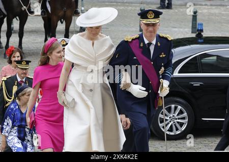 Bruxelles, Belgio. 21 luglio 2024. La Principessa Elisabetta, la Regina Matilde del Belgio e il Re Philippe - Filip del Belgio arrivano per la messa di te Deum, in occasione della giornata nazionale belga, alla Cattedrale di San Michele e Santa Gudula (Cathedrale des Saints Michel et Gudule/Sint-Michiels- en Sint-Goedele kathedraal) a Bruxelles, domenica 21 luglio 2024. BELGA FOTO NICOLAS MAETERLINCK credito: Belga News Agency/Alamy Live News Foto Stock