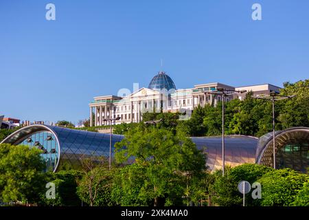 Tbilisi, Georgia - 22 GIUGNO 2024: Il Palazzo cerimoniale della Georgia è un palazzo per cerimonie di stato, situato sulla riva sinistra del fiume Kura, nel Th Foto Stock