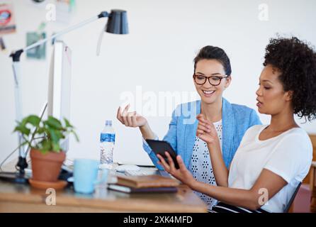 Donne, pianificazione e tablet in agenzia creativa con gestione e-mail, chat e collaborazione in ufficio. Team di progettazione, diversità e ricerca su Internet Foto Stock