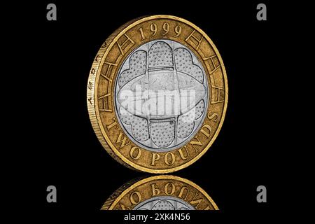 1999 monete bimetalliche da £2 per commemorare la Coppa del mondo di rugby disegnata da Ron Dutton Foto Stock