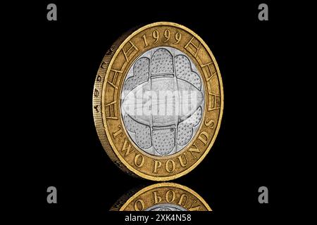 1999 monete bimetalliche da £2 per commemorare la Coppa del mondo di rugby disegnata da Ron Dutton Foto Stock