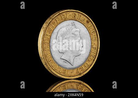 Una moneta da 1999 £ 2 con il quarto ritratto della regina Elisabetta II di Ian Rank Broadley. Foto Stock