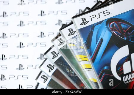 KIEV, UCRAINA - 26 GIUGNO 2024 una valanga di videogiochi per console Sony PlayStation 5 e 4. In primo piano sono presenti molte confezioni di dischi di videogiochi famosi Foto Stock