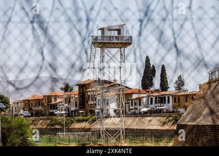 Un avamposto delle Nazioni Unite si trova all'interno della zona cuscinetto di Nicosia, Cipro, il 20 luglio 2024. La linea verde (o zona cuscinetto) separa l’isola dal 1963, come misura iniziale per prevenire le ostilità tra greco-ciprioti e turco-ciprioti, ma dopo l'invasione turca del 1974, essa funziona de facto come confine tra la Repubblica di Cipro e la cosiddetta "Repubblica turca di Cipro del Nord”, che solo la Turchia riconosce come uno Stato legittimo. (Foto di Kostas Pikoulas/Sipa USA). Foto Stock