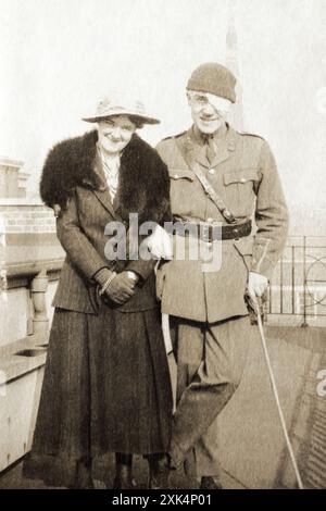 Un ufficiale di artiglieria reale ferito al fianco di una donna durante la prima guerra mondiale. Foto Stock