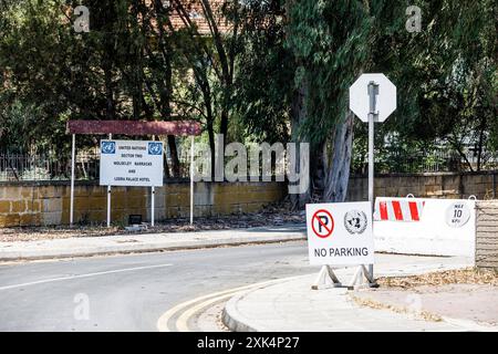 Cipro : lungo la linea verde l'ingresso della caserma delle Nazioni Unite è visibile vicino al checkpoint di Palazzo Ledra, Nicosia, Cipro, il 20 luglio 2024. La linea verde o la zona cuscinetto separa l’isola dal 1963, come misura iniziale per prevenire le ostilità tra greco-ciprioti e turco-ciprioti, ma dopo l'invasione turca nel 1974, funziona come confine de facto tra la Repubblica di Cipro e la Repubblica turca autodichiarata di Cipro del Nord che solo la Turchia riconosce come uno Stato legittimo. Nicosia Nicosia Cipro Copyright: XKOSTASxPIKOULASx Foto Stock