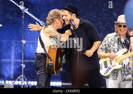 Peter Maffay und Johannes Oerding live bei einem Konzert der We Love Rock n Roll - Tour di addio nella Red Bull Arena. Lipsia, 20.07.2024 *** Peter Maffay e Johannes Oerding dal vivo ad un concerto del We Love Rock n Roll Farewell Tour alla Red Bull Arena di Lipsia, 20 07 2024 foto:XM.xWehnertx/xFuturexImagex maffay leipzig 4721 Foto Stock