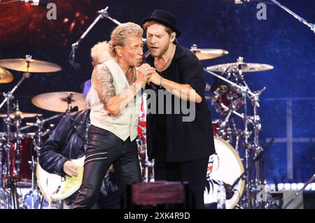 Peter Maffay und Johannes Oerding live bei einem Konzert der We Love Rock n Roll - Tour di addio nella Red Bull Arena. Lipsia, 20.07.2024 *** Peter Maffay e Johannes Oerding dal vivo ad un concerto del We Love Rock n Roll Farewell Tour alla Red Bull Arena di Lipsia, 20 07 2024 foto:XM.xWehnertx/xFuturexImagex maffay leipzig 4717 Foto Stock