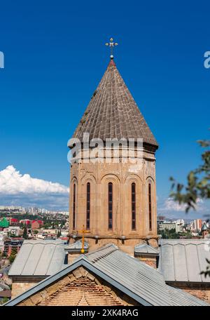 Tbilisi, GEO - 22 GIUGNO 2024: Santa madre di Dio Chiesa di Betlemme o alta Chiesa di Betlemme Tbilisi, Georgia. Costruita come una chiesa armena in Th Foto Stock