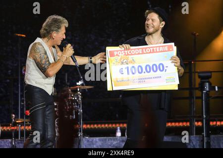 Peter Maffay und Johannes Oerding live bei einem Konzert der We Love Rock n Roll - Tour di addio nella Red Bull Arena. Lipsia, 20.07.2024 *** Peter Maffay e Johannes Oerding dal vivo ad un concerto del We Love Rock n Roll Farewell Tour alla Red Bull Arena di Lipsia, 20 07 2024 foto:XM.xWehnertx/xFuturexImagex maffay leipzig 4753 Foto Stock