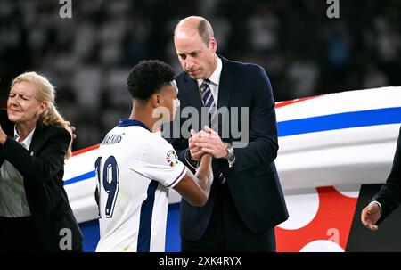 Fussball, Europameisterschaft, EURO 2024, finale, Olympiastadion Berlino: Spagnolo - Inghilterra 2:1; Prinz William tršstet Ollie Watkins (ENG). EnttŠuschung, Frust, Aktion. Foto Stock