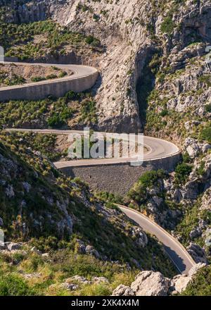 La famosa strada sa Calobra di Maiorca, Spagna, è un luogo preferito da tutti i ciclisti e turisti Foto Stock