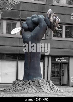 Oslo, Norvegia - settembre 2022: Scultura in metallo "pugno e rosa" (norvegese "neve og Rose"). Scandinavia. Nord Europa Foto Stock
