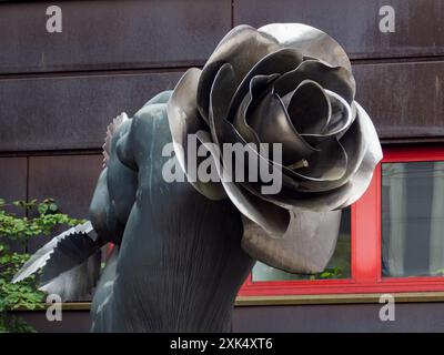 Oslo, Norvegia - settembre 2022: Scultura in metallo "pugno e rosa" (norvegese "neve og Rose"). Scandinavia. Nord Europa Foto Stock