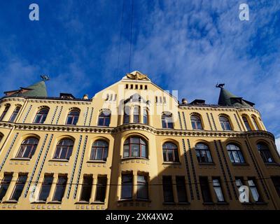 Riga, Lettonia - settembre 2022: Casa del gatto giallo con sculture di gatti neri in cima, Baltici, Europa settentrionale Foto Stock