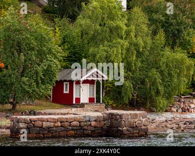 Nesoddtangen, Norvegia - Set, 2022: Le case di bagno sul mare che si affaccia sul fiordo visto dal tour di avvistamento sul fiordo di Oslo vicino Oslo, municipale Foto Stock