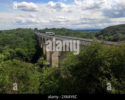 Viadotto ferroviario sul fiume Neisse a Görlitz che attraversa il confine tedesco con la Polonia. Foto Stock