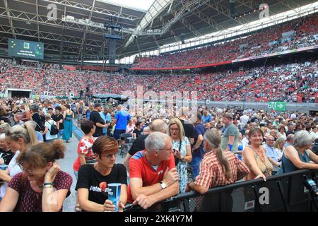 Peter Maffay beim Konzert in der Red Bull Arena Erfurt, 20.07.2024 Zuschauer - We Love Rock n Roll - Farewell Tour 2024 - Konzert in der Red Bull Arena di Lipsia foto: Matthias Gränzdörfer Sachsen Germania *** Peter Maffay al concerto nella Red Bull Arena Erfurt, 20 07 2024 spettatori We Love Rock n Roll Farewell Tour 2024 concerto nella Red Bull Arena di Lipsia foto Matthias Gränzdörfer Sassonia Germania Copyright: xMatthiasxGränzdörferx Foto Stock